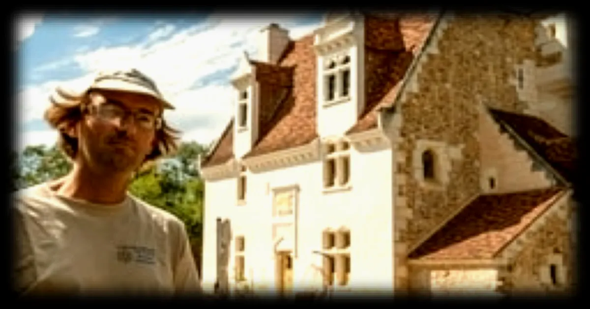 Un tailleur de pierre construit seul depuis seize ans une maison médiévale en Sarthe