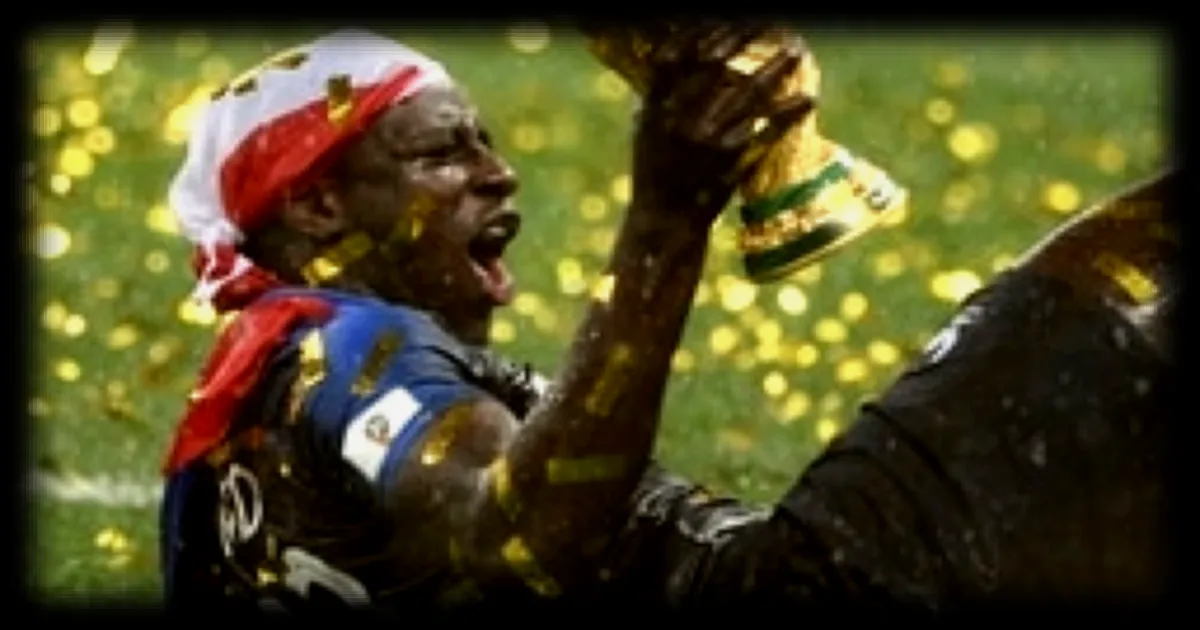Un trophée de la Coupe du monde 2018 de Benjamin Mendy vendu aux enchères pour 62 000 dollars