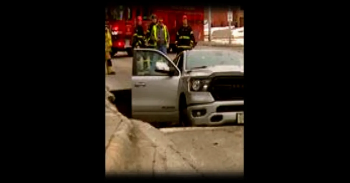 Un trou se forme sur une route du Nebraska