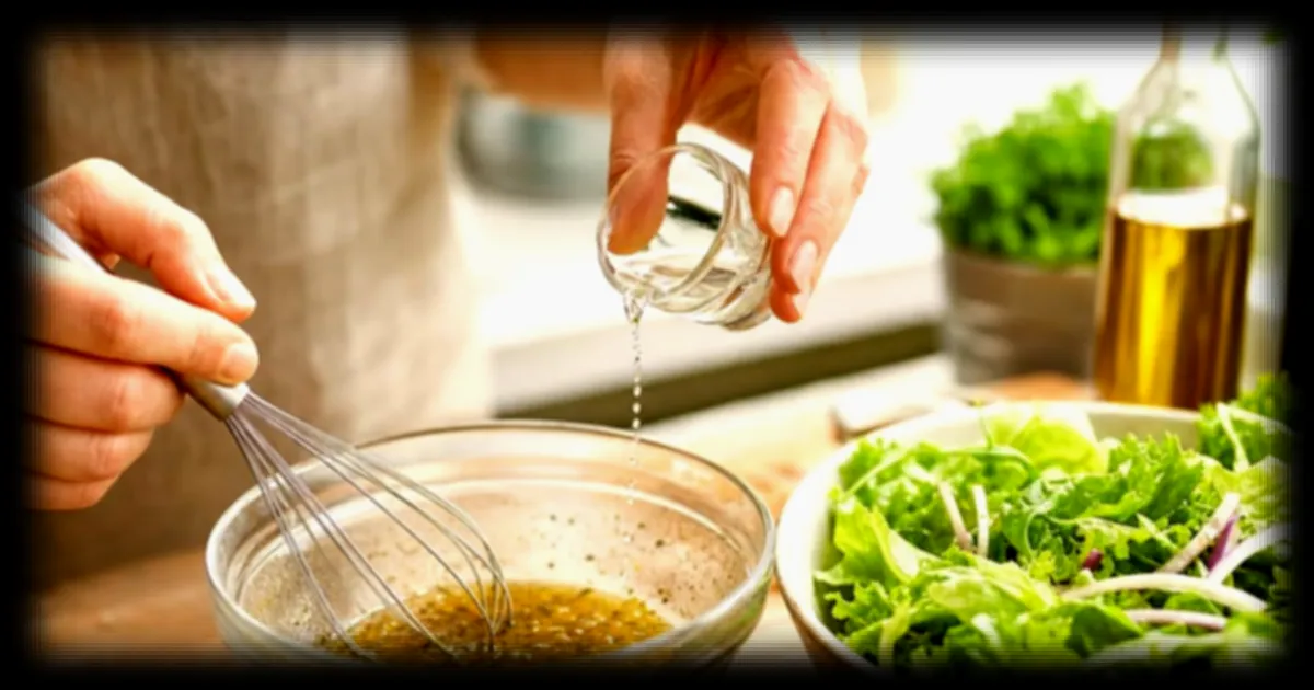 Une astuce de chef pour des vinaigrettes stables : l’ajout d’un liquide méconnu