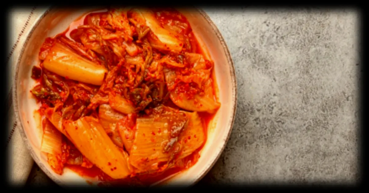 Une étude coréenne affirme qu'une bactérie issue du kimchi aiderait à évacuer des nanoplastiques chez la souris