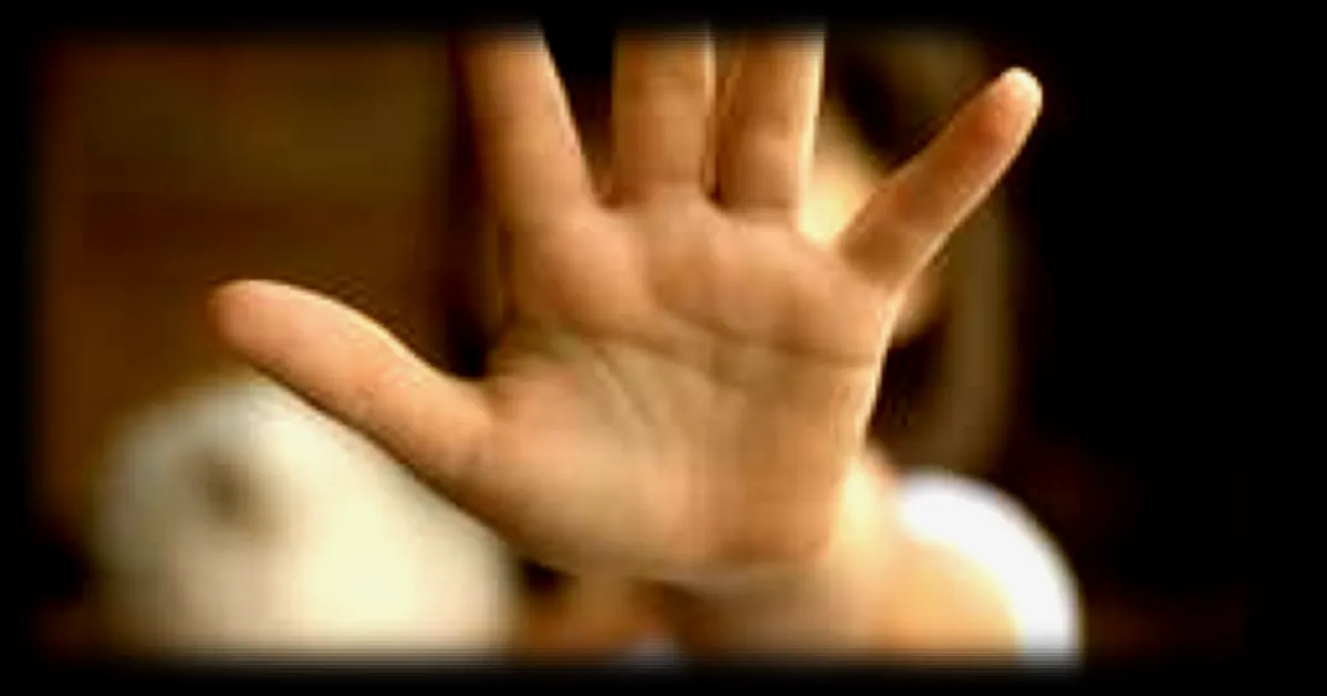 Une fillette victime de maltraitance par ses parents en plein jour sans intervention des passants