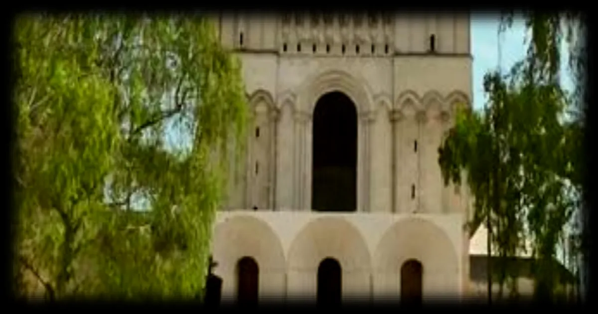 Une galerie contemporaine en béton devant la cathédrale d'Angers suscite la controverse