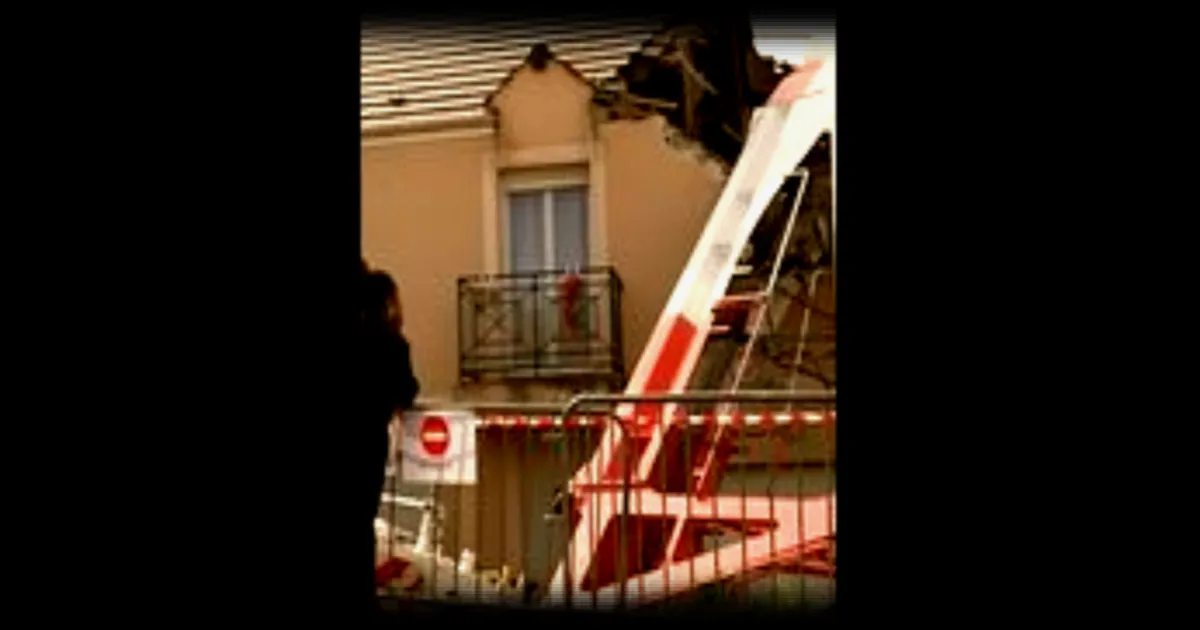 Une grue s’effondre sur un pavillon à [localité] : deux femmes indemnes malgré l’ampleur des dégâts