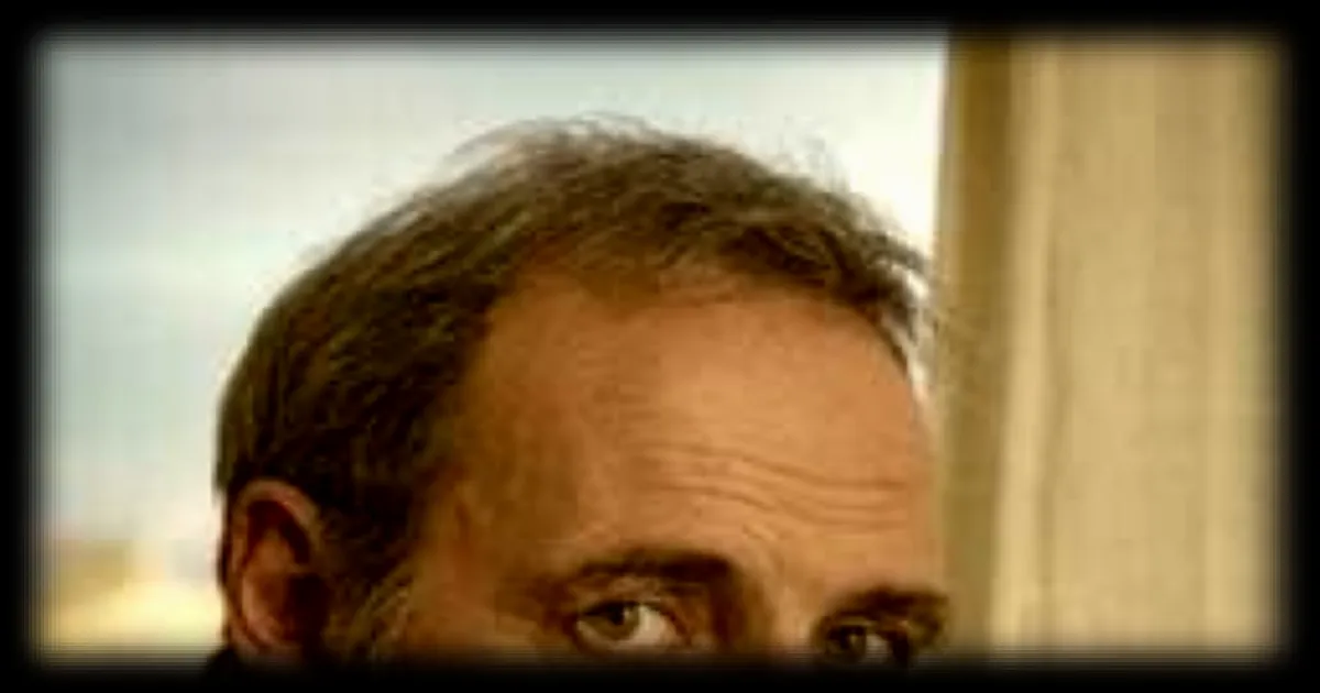 Une immersion dans la vie de l'écrivain François Bégaudeau dans son appartement parisien