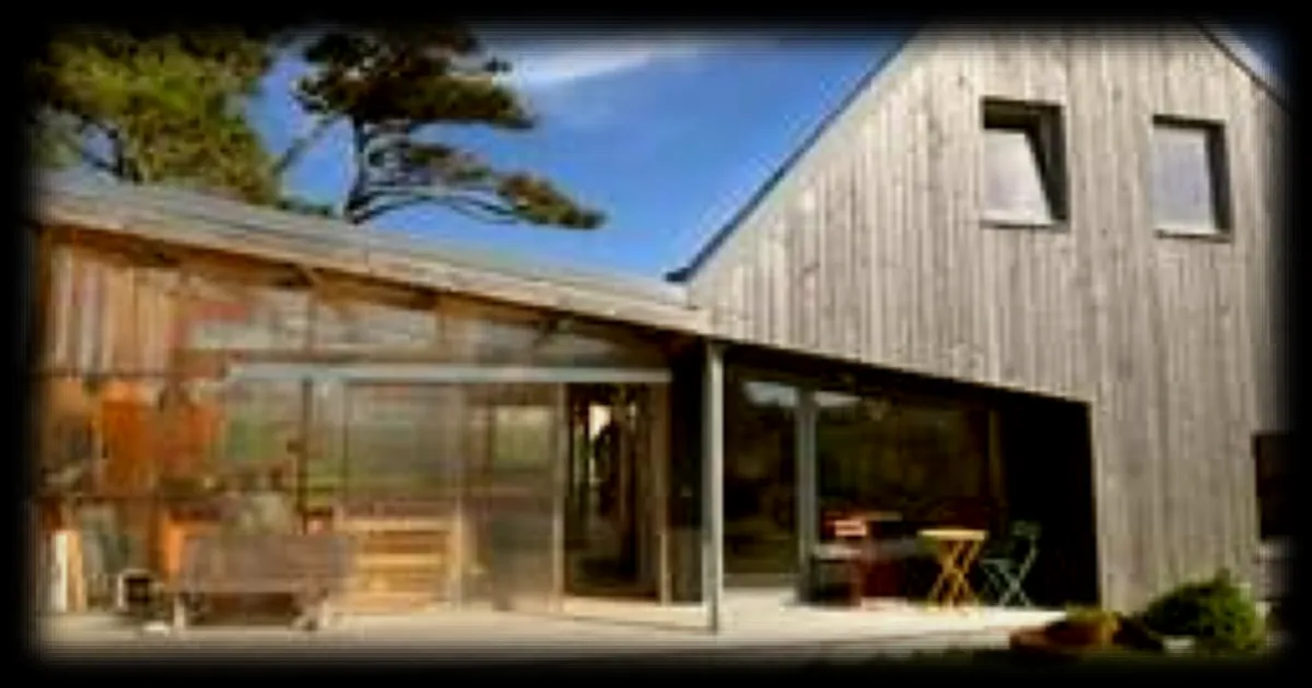 Une maison biosourcée au bord de mer dans le Finistère imaginée pour vivre avec son jardin