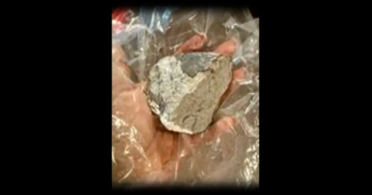 Une météorite percute une maison en tombant dans une chambre