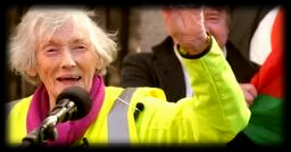 Une militante pacifiste de 91 ans parcourt 220 km à pied en Irlande pour protester contre les escales militaires américaines