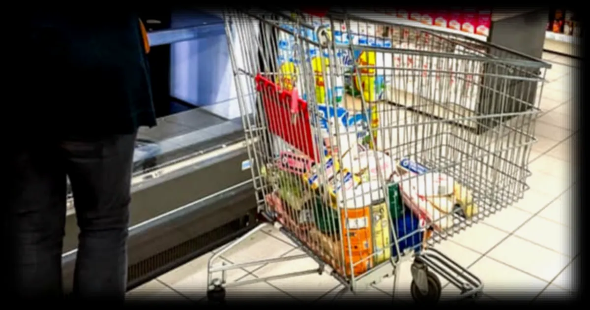Une quinzaine de cadres de la distribution et de l'agroalimentaire dénoncent les pratiques de leurs secteurs et appellent l'État à les contraindre