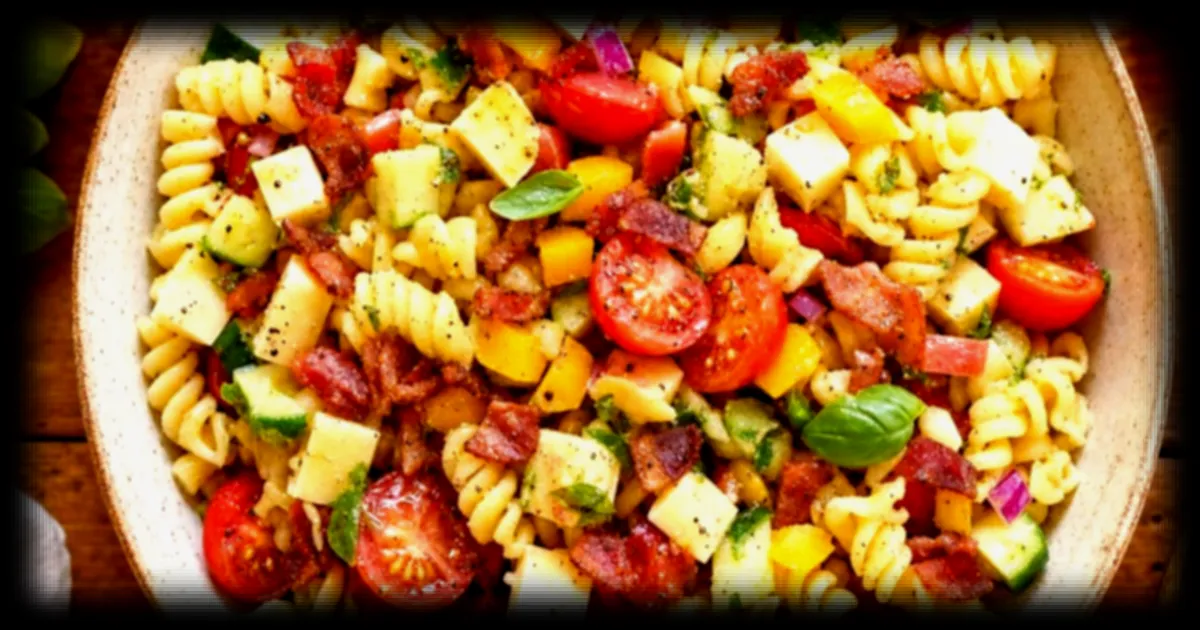 Une salade de pâtes estivale, simple et adaptable pour les soirs d'été