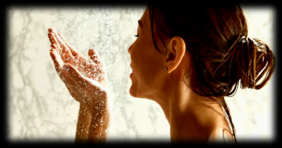 Une zone souvent négligée sous la douche : les dermatologues alertent sur les risques d’infections