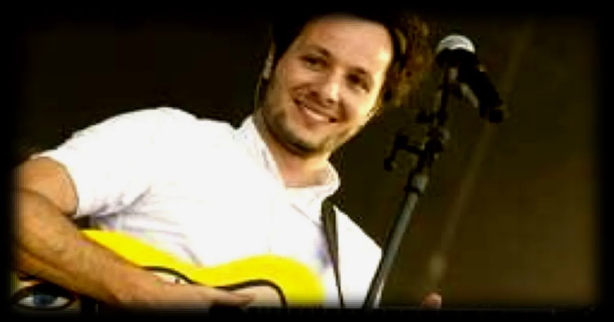 Vianney, le chanteur devenu charpentier, acheve la construction de sa cabane en foret et se prepare a reprendre la musique