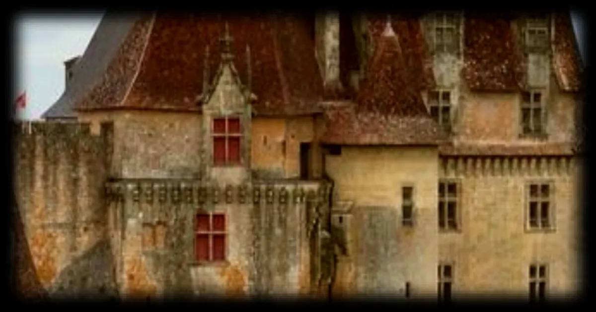 Visite guidée du château de Biron en Dordogne par France 2 : immersion dans un joyau historique gardé par un passionné