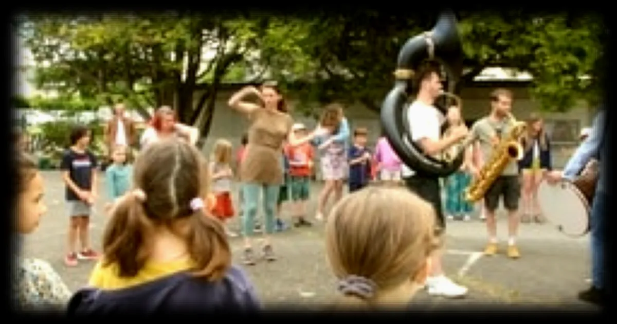 Yaouankiz er vro : Les enfants bretons chantent et dansent pour promouvoir la langue bretonne