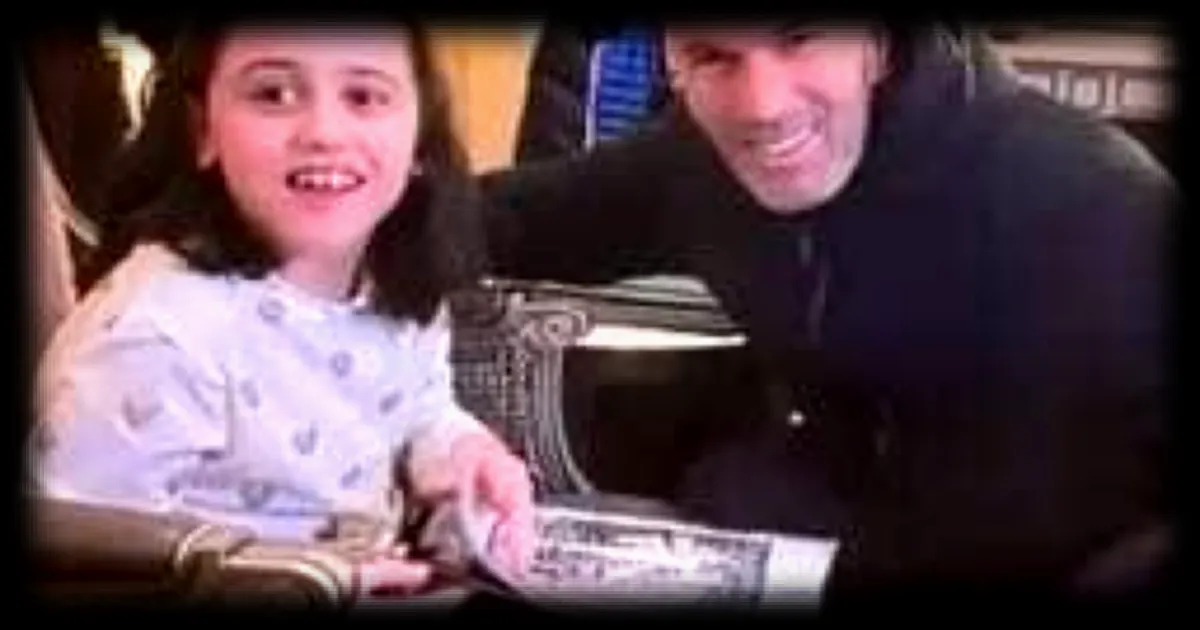 Zidane offre un maillot dédicacé et rencontre une petite fille atteinte d'une maladie rare