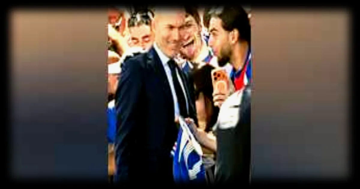 Zinédine Zidane fait ses premiers pas de sélectionneur des Bleus sous les ovations des supporters