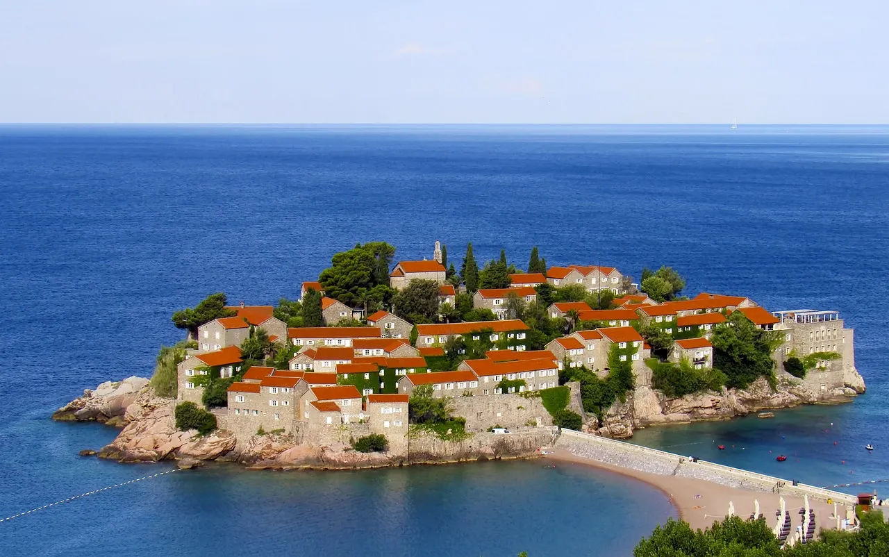 Stéphane Bohbot, PDG de Innov8 Group, évoque la stratégie autour des robots humanoïdes sur BFM Business