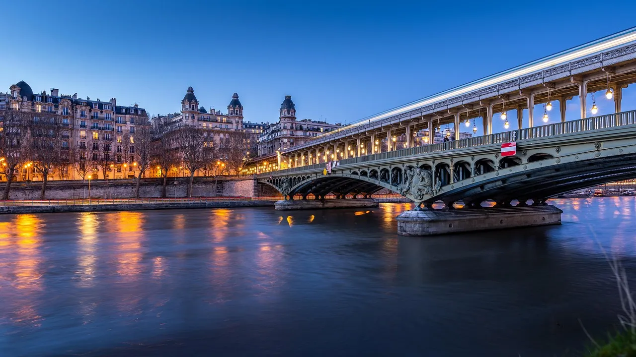 Sur la ligne 2 du métro parisien, un voyage à travers les communautés culturelles de la capitale