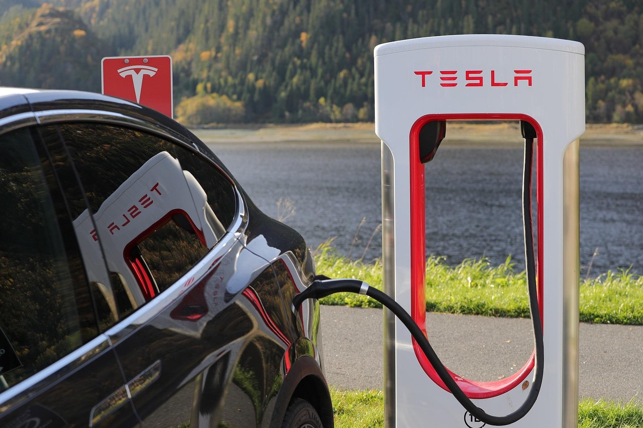 Tesla en tête du classement fiabilité 2026 : l'électrique a-t-il vraiment gagné la partie ?