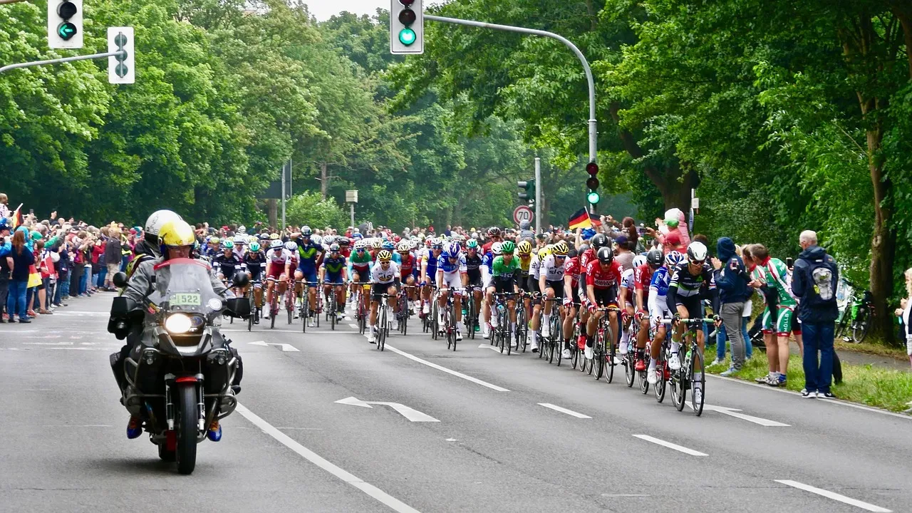 Tour de France Femmes : l'équipe Ma Petite Entreprise innove avec 500 partenaires