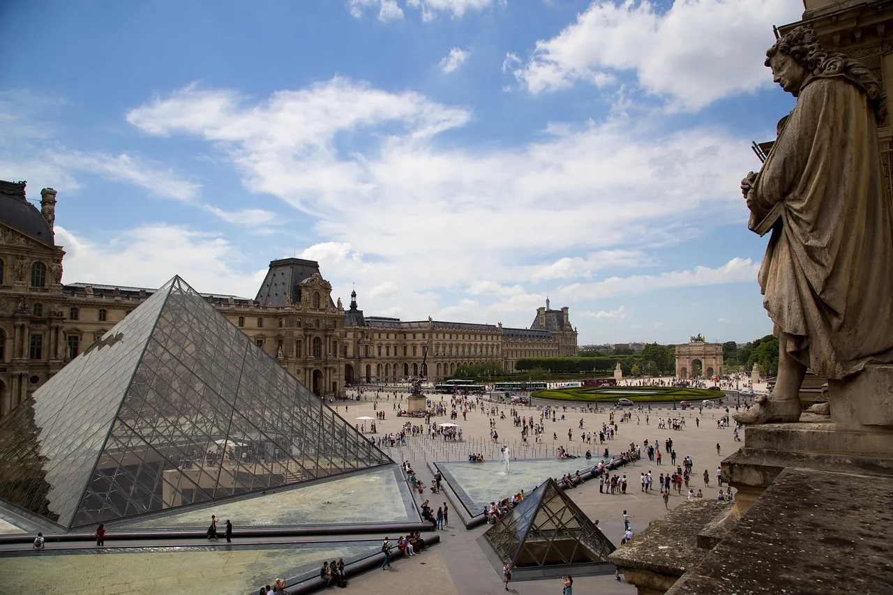 Trafic d'ampleur à la billetterie du Louvre : neuf personnes mises en examen, une incarcérée