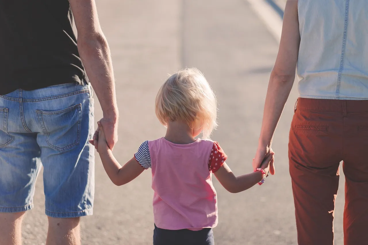 Transition d’un enfant : quand les parents deviennent les alliés de leur enfant LGBT