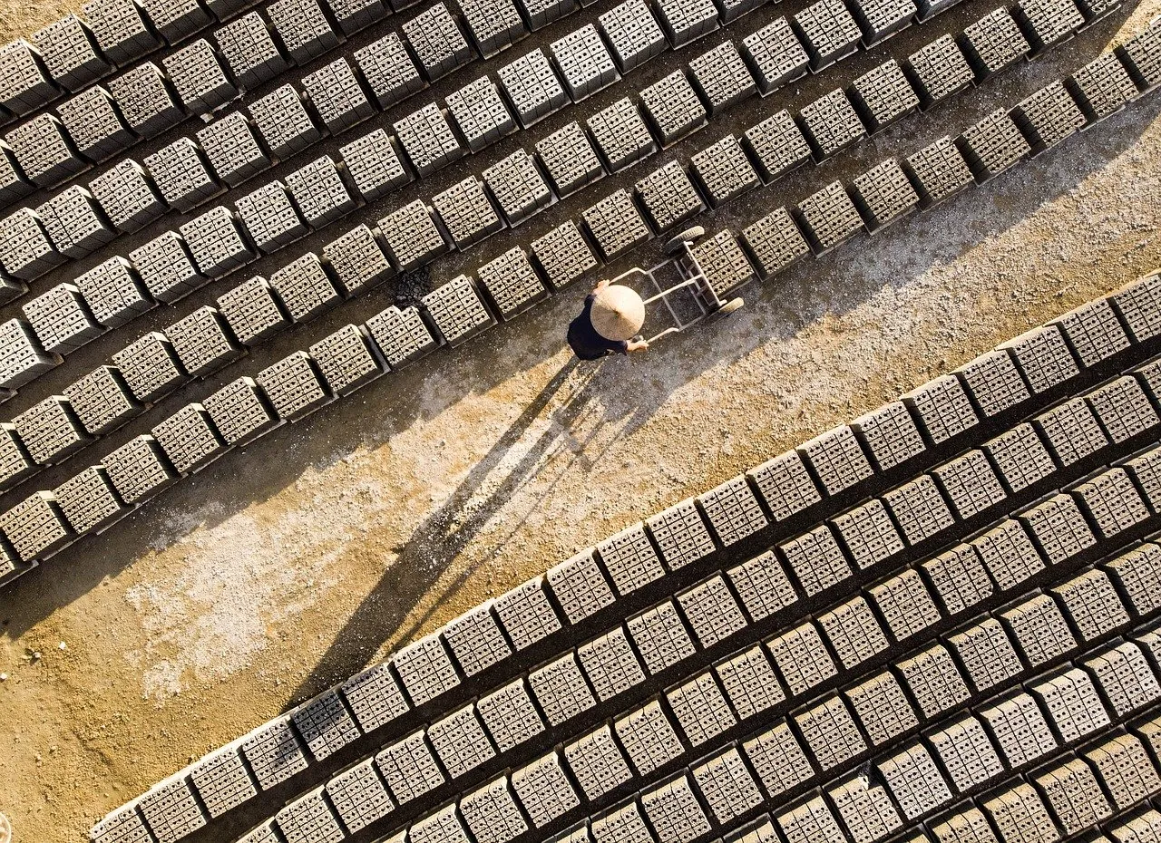 Travail le 1er mai : les enjeux derriere la proposition de loi selon le sociologue Karel Yon