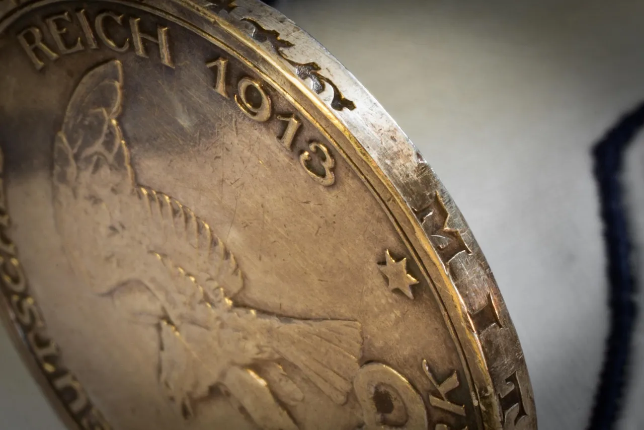 Trésor viking exceptionnel en Norvège : près de 5 000 pièces d’argent découvertes dans un champ