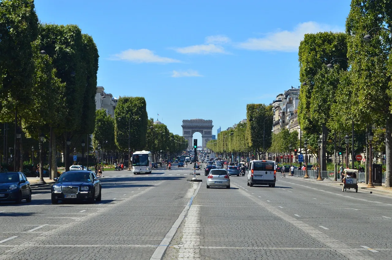Un gendarme agressé à l'Arc de Triomphe : ce que l'on sait de l'incident