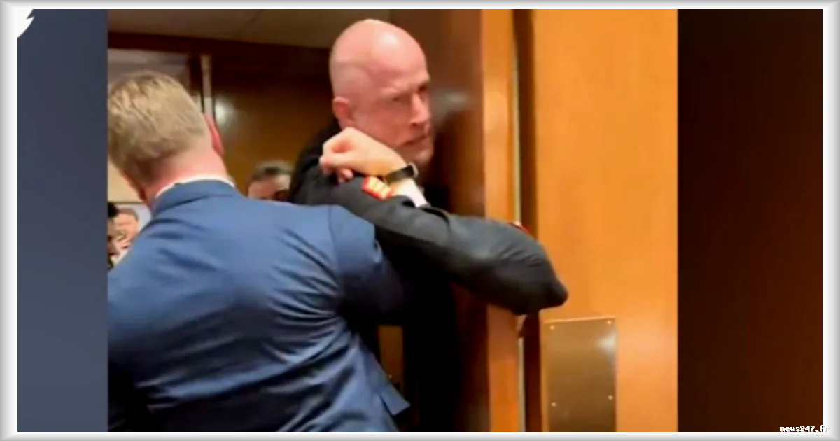 Un vétéran de la marine américaine expulsé du Sénat après avoir protesté contre la guerre en Iran