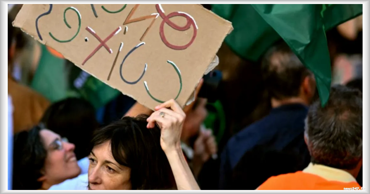 Une centaine de personnes manifestent contre l'austérité climatique devant Bercy