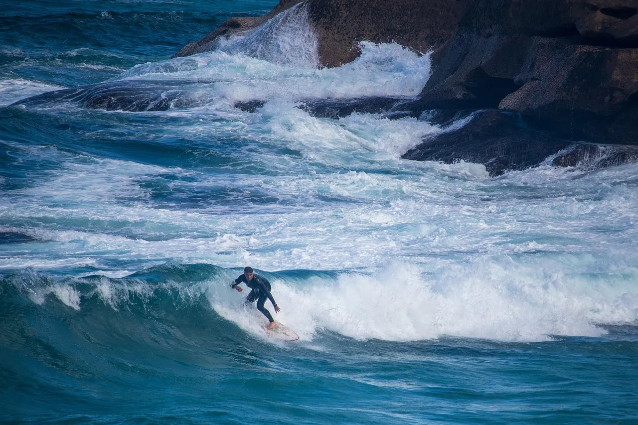 Vagues artificielles : un ancien expert dénonce leur impact écologique et plaide pour le surf en mer