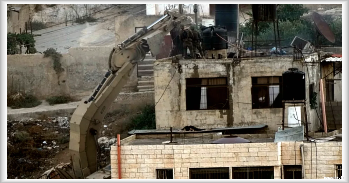 Vérification des faits : des soldats israéliens filmés poussant des corps depuis un toit en Cisjordanie en 2024