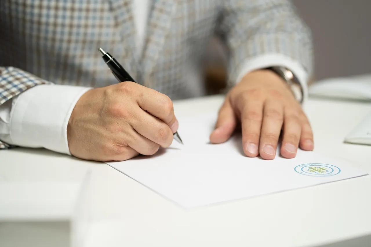 « Viser juste » : Adèle Haenel signe un premier récit littéraire où l’écriture prend le pas sur l’engagement